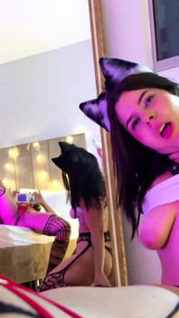 Si blonde kurus bernakal dengan dua kawan bengkung - lesbian liar bertiga