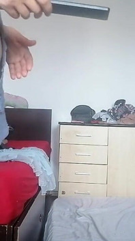 Cô vợ nghiệp dư khiêu vũ một cách gợi cảm trong ngôi nhà vắng vẻ.