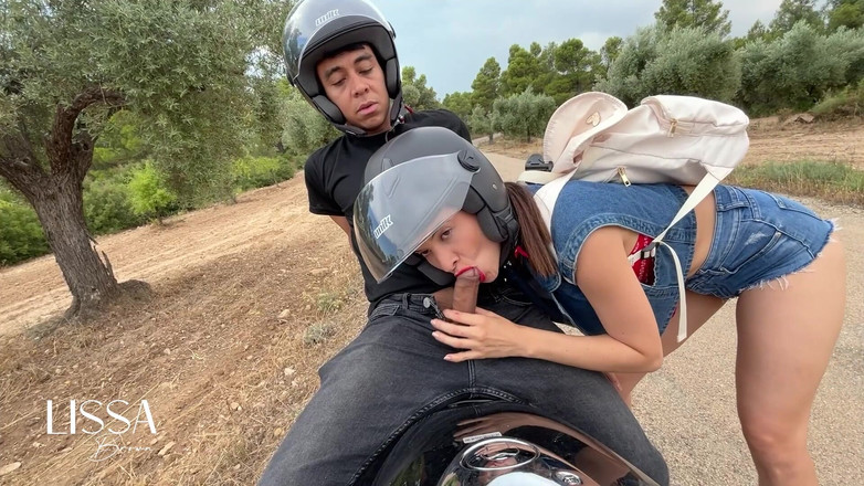 Lissa Brown: Prendo fuori il cazzo del mio fratellastro in moto