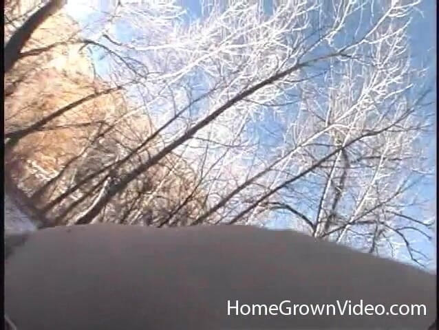 Homegrown Outdoor Sex: Penelope在新鲜的山区空气中骑乘鸡巴