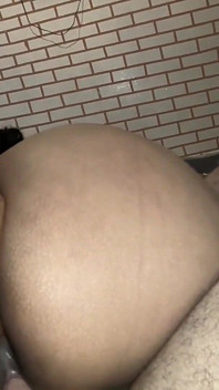 Seksi genç orta yaşlı seksi kadını ateşli bir amcık dölleme için baştan çıkarıyor ve sikiyor