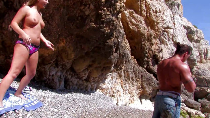 Real Home Made: Gros seins et chatte tatouée sur la plage
