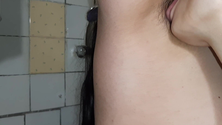 Lesbian-illusion: M-am pișat în gura ei și apoi mi-a lins pizda, sfârcurile și axilele -...