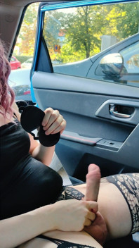 Gewagtes Abspritzen Mit Verbundenen Augen Auf Einem Belebten Parkplatz