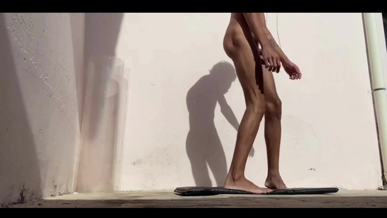 arabeputo: Peregangan pagi-pagi sambil menganga lebar.