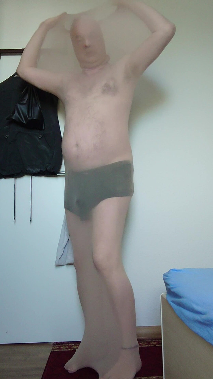 Carmen_Nylonjunge: Carmen Nylonjunge essaye le nylon pour tout le corps