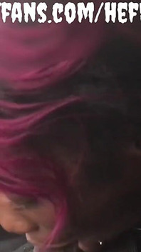 她在户外迅速吸了精液。她不在乎她在任何地方给我口交