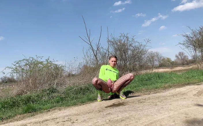 Claudia Macc: Triple pissing outdoor