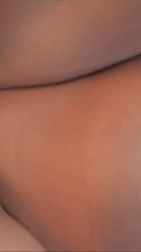 Blond MILF tar en spermasprut på sina stora tuttar