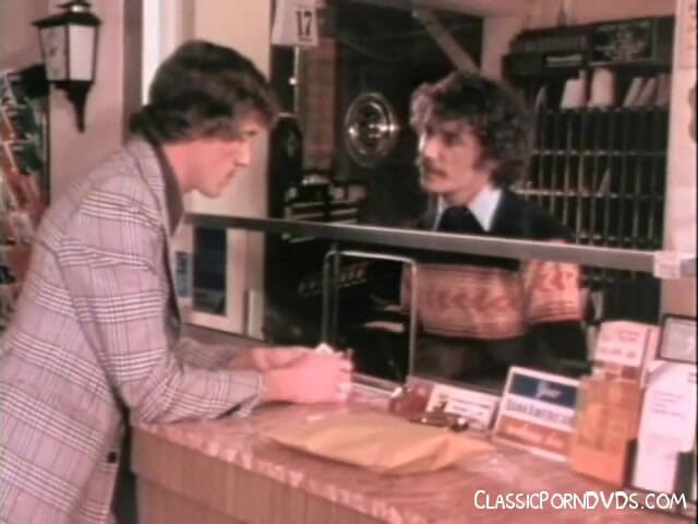 Classic Porn DVDs: Grande pau fodendo morena apertada e dura