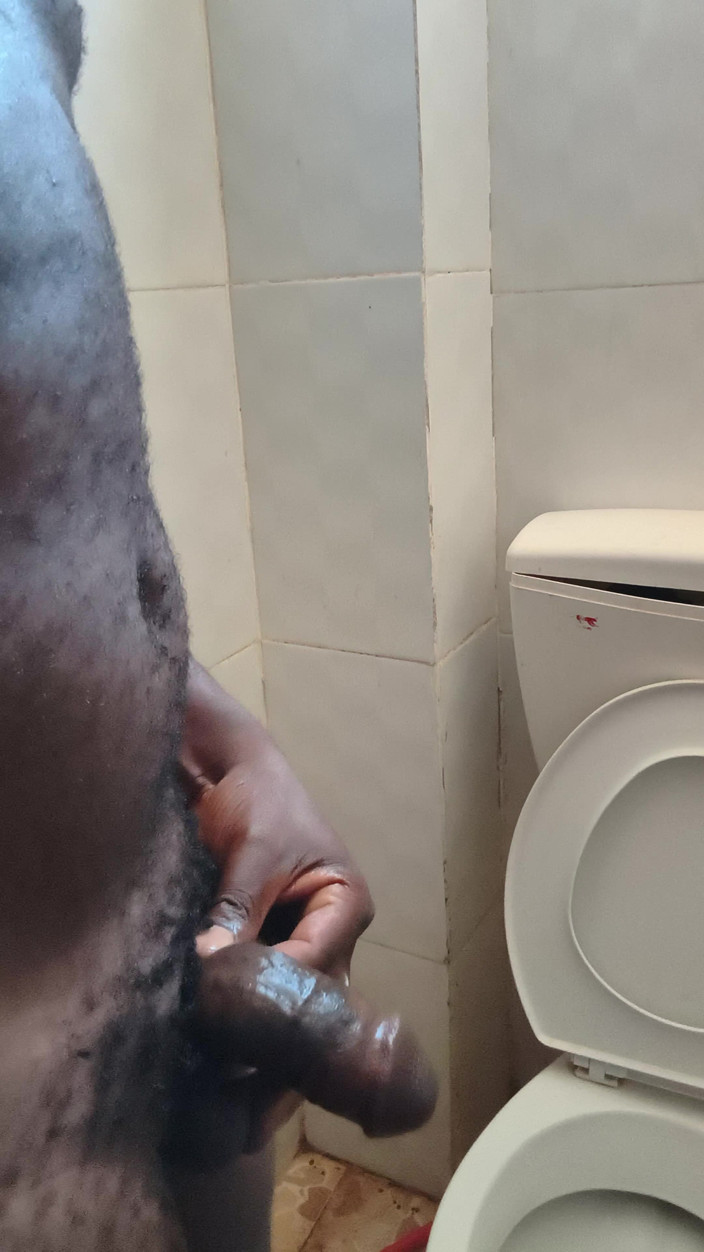 Kenyandick: Solo reifer mann wichst seinen schwarzen schwanz im badezimmer und...