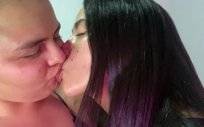 Zoe &amp; Melissa: Głębokie pocałunki z lesbijską językiem