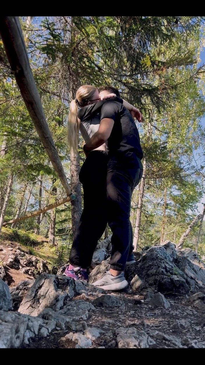Luna and Sage: Sex rapid spontan pe munte, cuplu public în aer liber