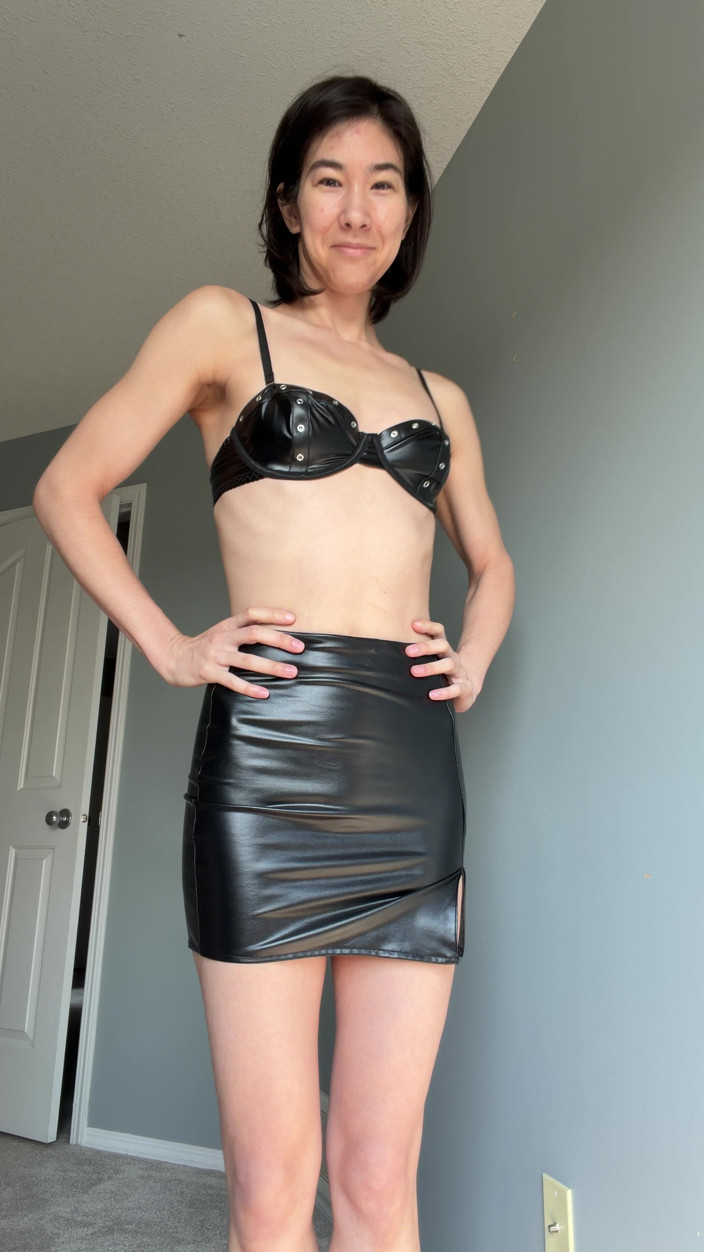 Ms_Emmy_Lynn: Dünnes fittes asiatisches schätzchen modelliert glänzendes leder-outfit