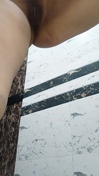 Priya india con blusa en show abierto