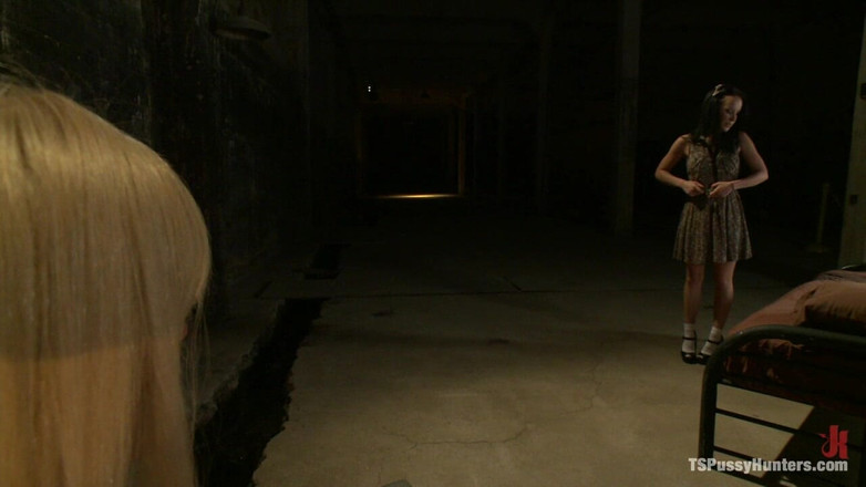 TS Pussy Hunters by Kink: Joanna Jet si vezme otrokyně