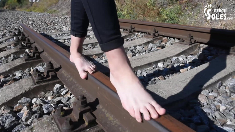 Czech Soles - foot fetish content: Plimbare desculță și picioare murdare pe șine