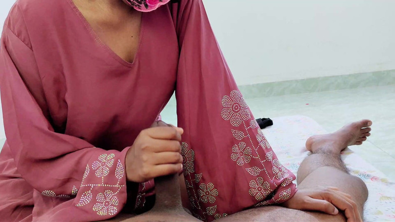 HottyKisku02: Tesettürlü üvey anne yatakta üvey oğluyla seks arzusunu paylaşıyor ateşli xxx