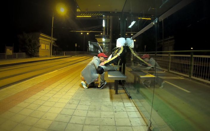 DedeDeville: Wirklich riskanter sex an einer bushaltestelle mit einer jungen stiefschwester,...