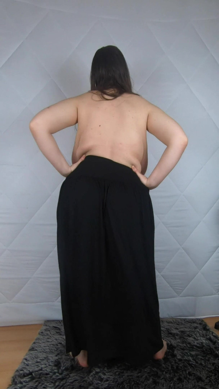 Lena Rose: Lena menari bertelanjang atas dalam skirt panjang