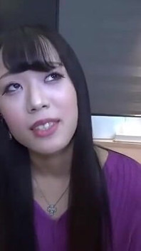 Nena japonesa de pelo largo preñada