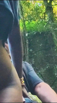 Une MILF Se Fait Bouffer La Chatte Et Baiser À La Rivière
