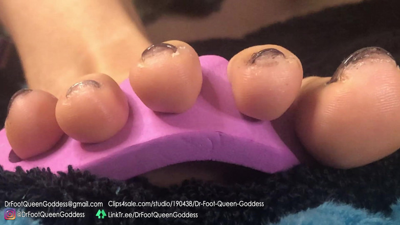 Dr. Foot Queen Goddess: Nagelbemalung (grau) teil 3