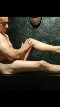 Tuga samiec podaje olej na nogach