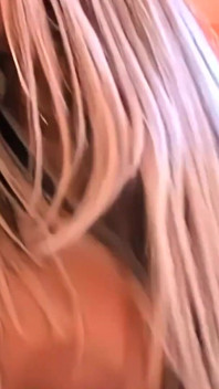 Kom hit med det fingrar och sitta under hans manlighet du underbara ser blond ut.