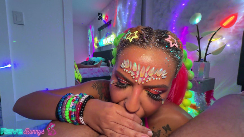 Rave Bunnys: Richard Glaze Drills Alix Avery in Missionary with Pink Thigh...