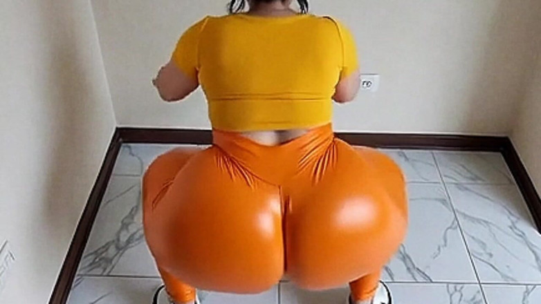 Xprohibidox1: Donna culona in leggings arancioni in movimento