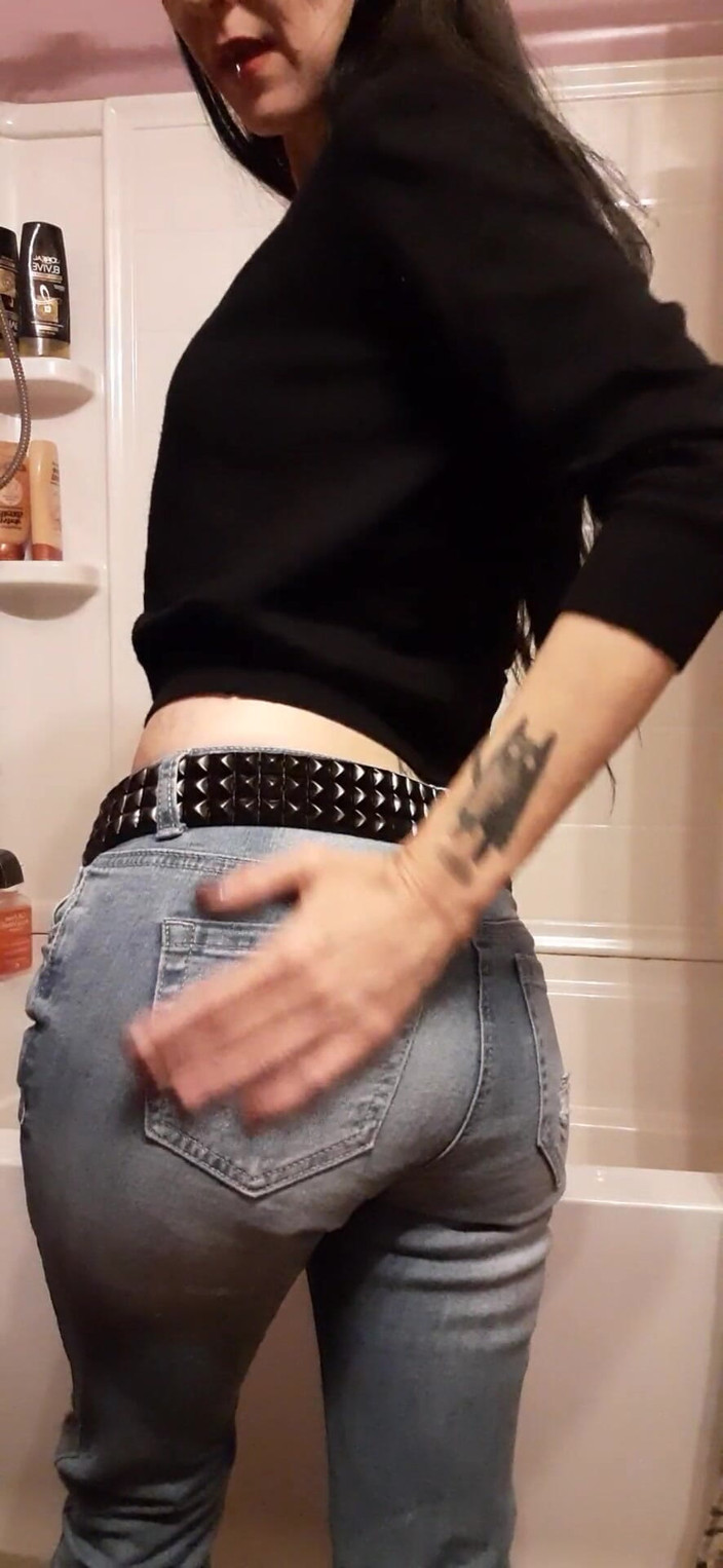 PandoraSG: Pemujaan pantat dan kencing