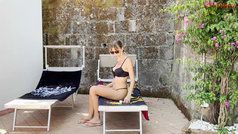 MissLeggings: 熱心な継母は、休暇中の処女男性を挑発することに興奮します