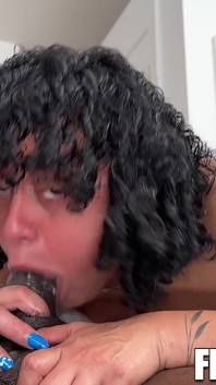 在卷曲的脚上射了一个巨大的坚果！