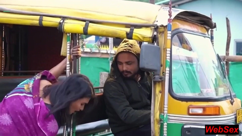 WebSex Premium: ¡El conductor automático se folla a la hermosa pasajera india!...