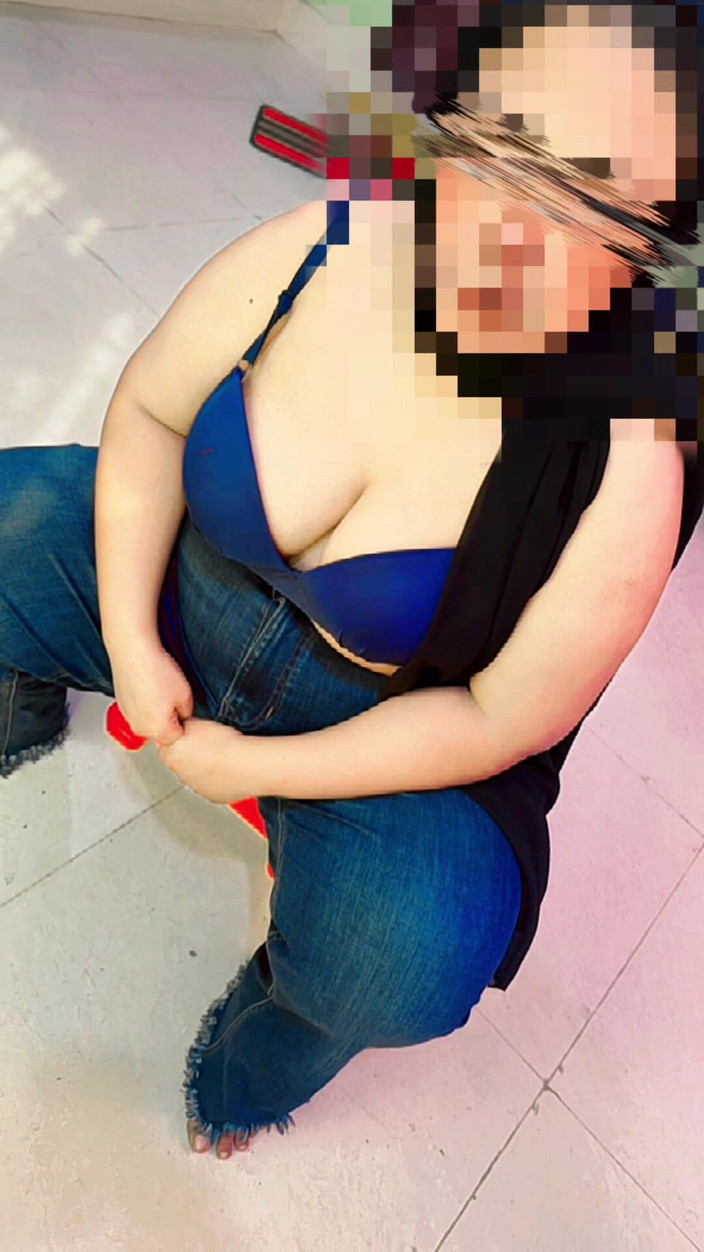 Aria Mia: Muçulmana árabe fofa bbw quente universitária just despir seu vestido universitário &amp;topless...