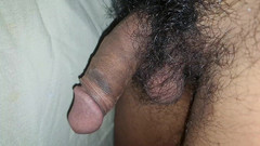 Desi_Porn_India: Il giovane ragazzo indiano sta mostrando il suo grosso cazzo...