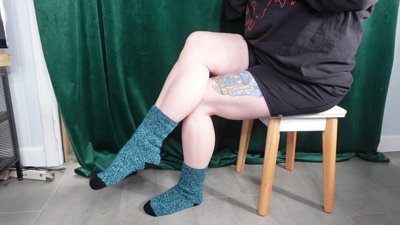 Deanna deadly: Incrocia le gambe muscolose in calzini blu e neri