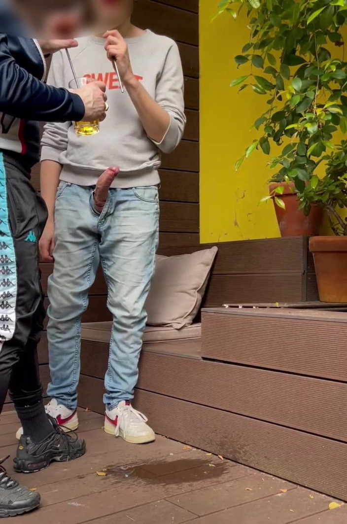 AmateurBoysPissing: 2 Niños Intentan Orinar En Un Vaso (uno De Ellos Comienza...