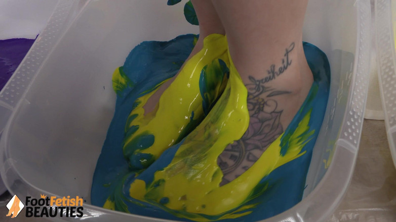 Foot Fetish HD: Игра с цветом с рыжей головкой крошкой с маленькими сиськами