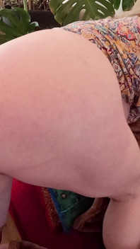 Knuffelen met stiefmoeder op de bank en onvoorziene creampie