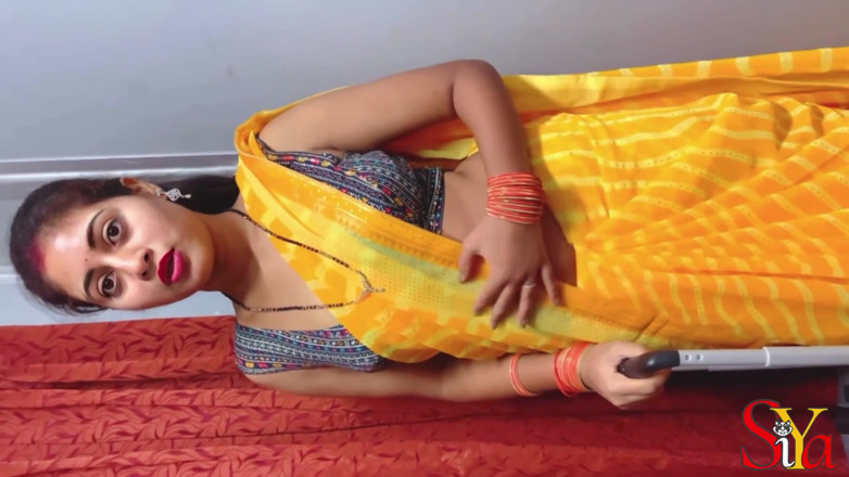 Vicky Siya: Indian Siya Bhabhi Honeymoon in Train with Strange Passenger