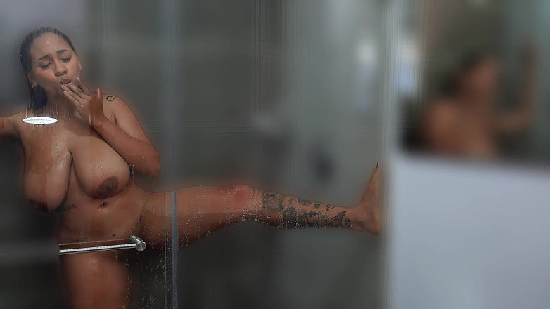 GIULIANA_BIG: Payudara Besar Brunette Disentuh Di Tab Mandi Selepas Gim