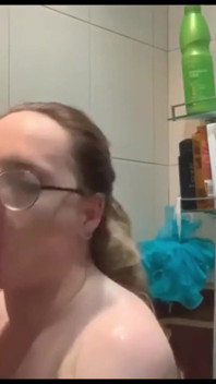 Býk s velkým ptákem šuká sexuální manželku Tgirl