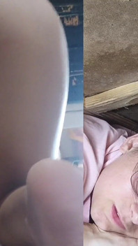 继子看到他的继母被困在水槽下的无助