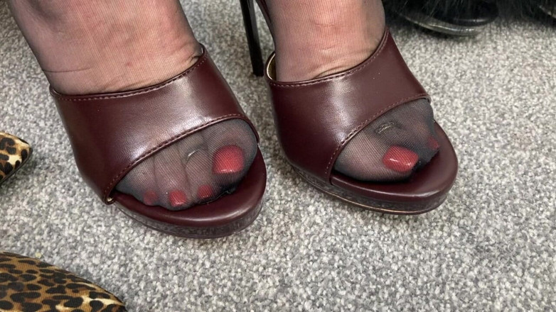 Mr MF: 熟女的脚穿着她原来的和谐点，做一点鞋子晃动