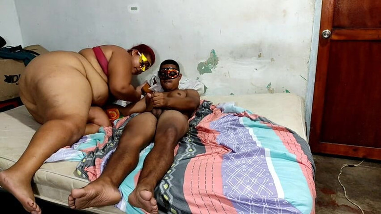 Gordita Culo Rico: Tombul büyük göt bana sakso çekiyor ve amına boşalmamı sağlayana kadar üstüme çıkıyor.