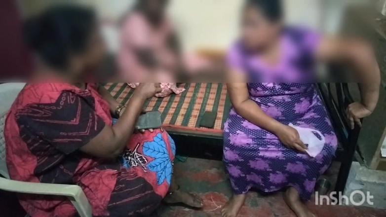 Tamil lesbian: Tres tías en caliente discusión