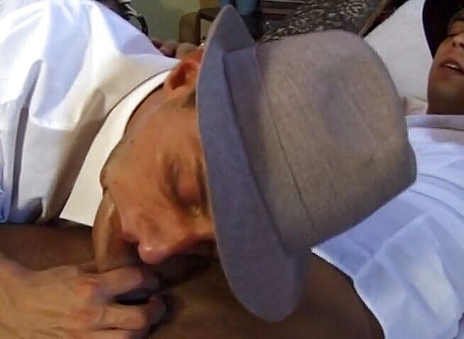 Bareback TV: Cazzo profondo di due modelle