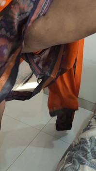 Desi india stava lavorando quando è venuto il suo vicino